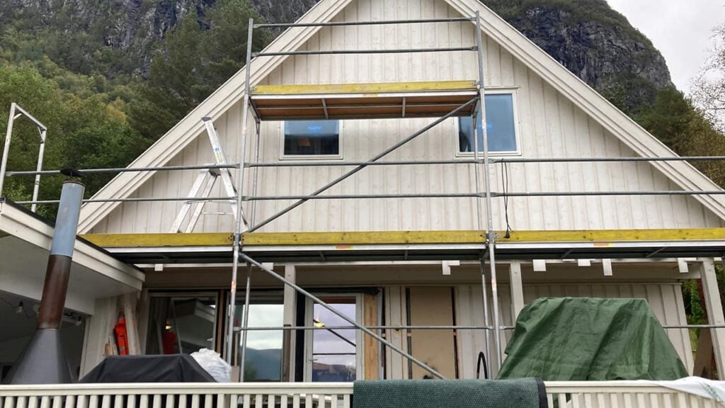Takrenne og utvendig arbeid på nybygg i naturskjønt område.